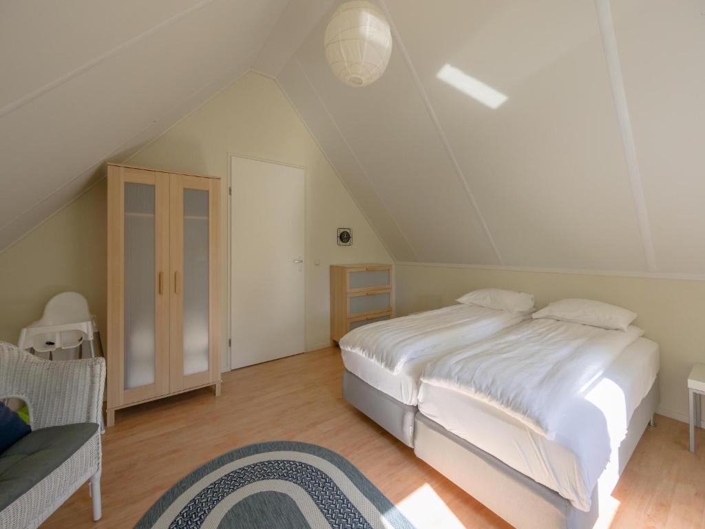 Spacious bungalow near the Frisian Lakes photo 3