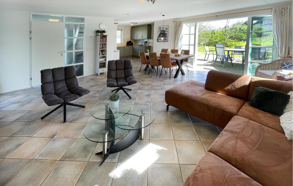 3 Bedroom Beautiful Home In Makkum photo 3