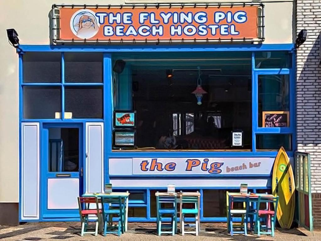 The Flying Pig Beach Hostel Age 18 to 40 — photo 1