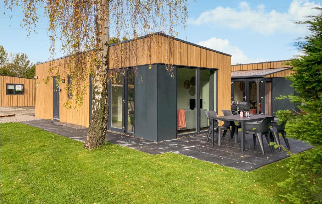 Pet Friendly Home In Heinkenszand — photo 1