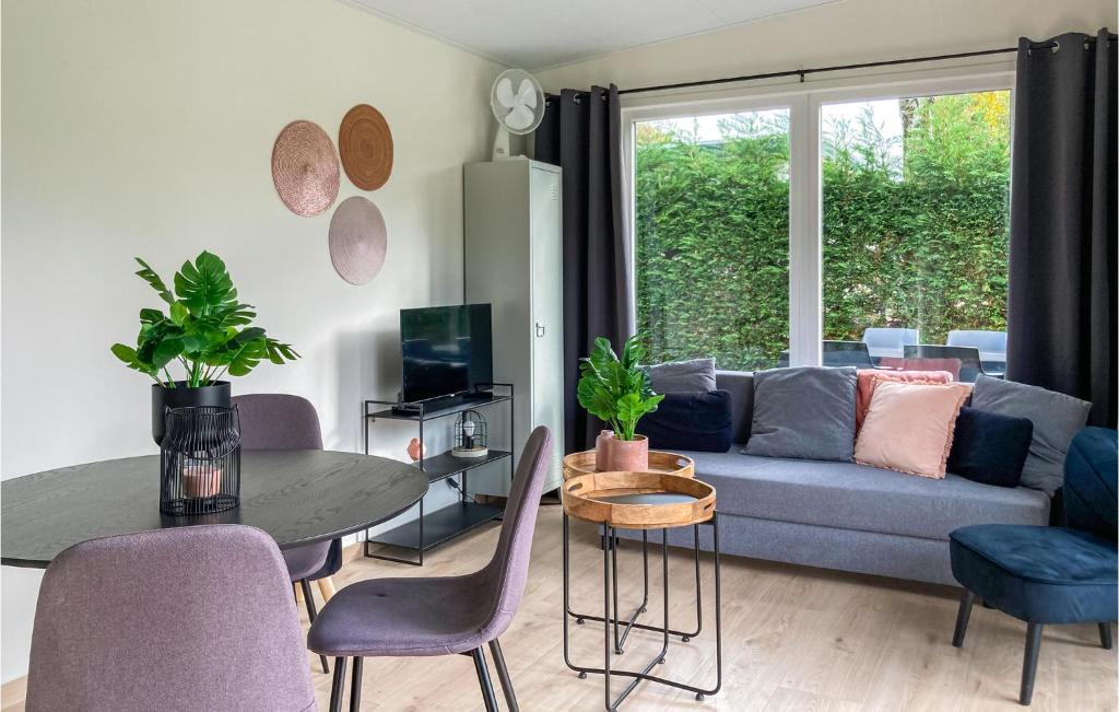 Pet Friendly Home In Heinkenszand photo 3