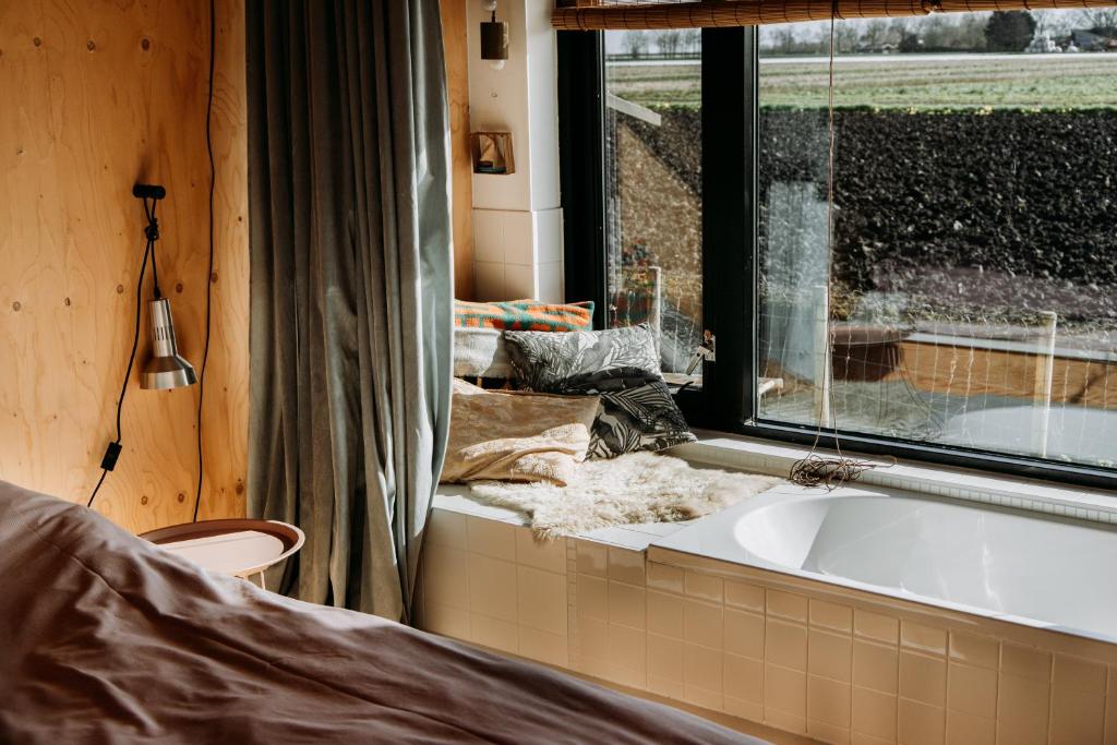 Sfeervol Vakantiehuis - Badkuip met weids uitzicht - Markermeer - by Familie Buitenhuys holiday houses photo 3