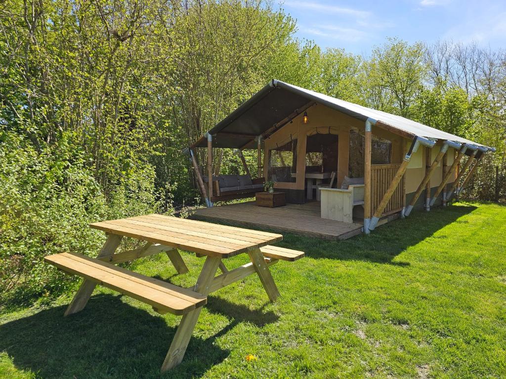 Safaritent met privé sanitair in hoofdgebouw — photo 1