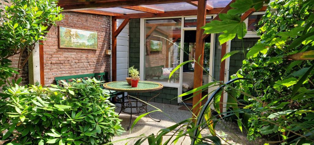 Courtyard house near center and beach — photo 1