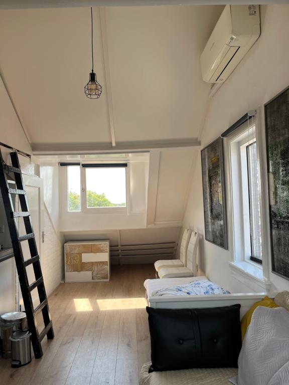 Zolderstudio dichtbij Goffert met eigen badkamer en WC photo 2