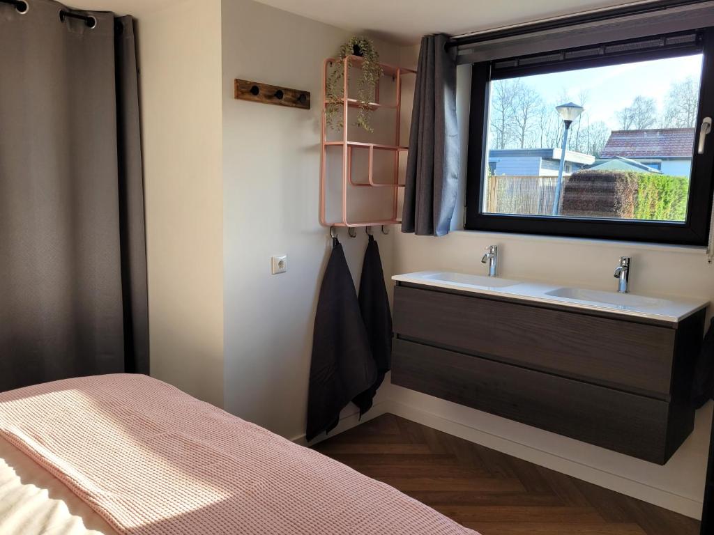 Tiny Zen House in Heinkenszand with private sauna photo 3