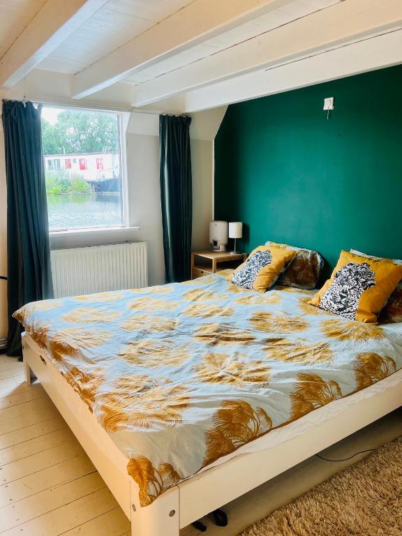 The Island Houseboat photo 2