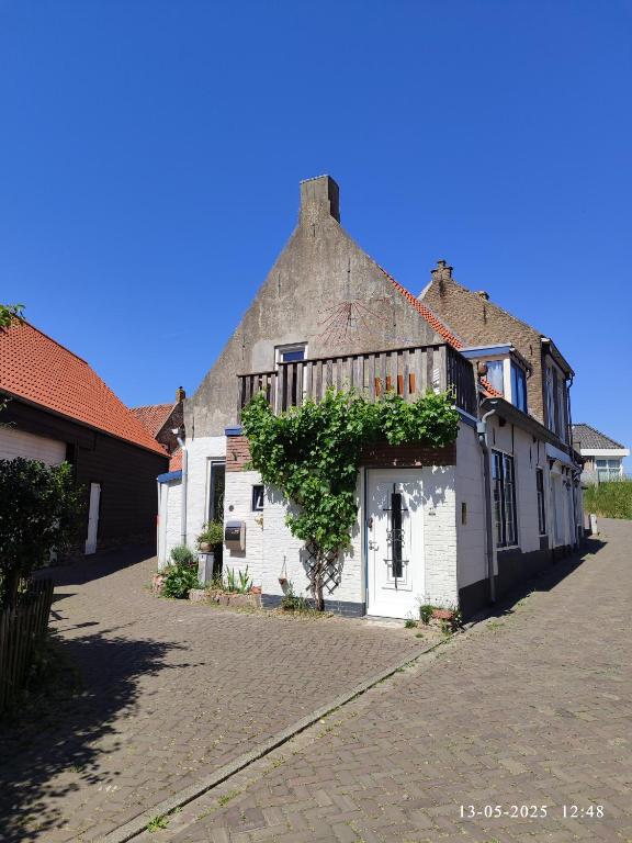 The cosy little house with the sundial — photo 1