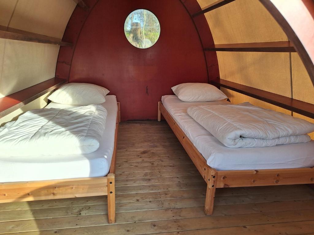 Kleine Pipowagen op natuurcamping photo 2