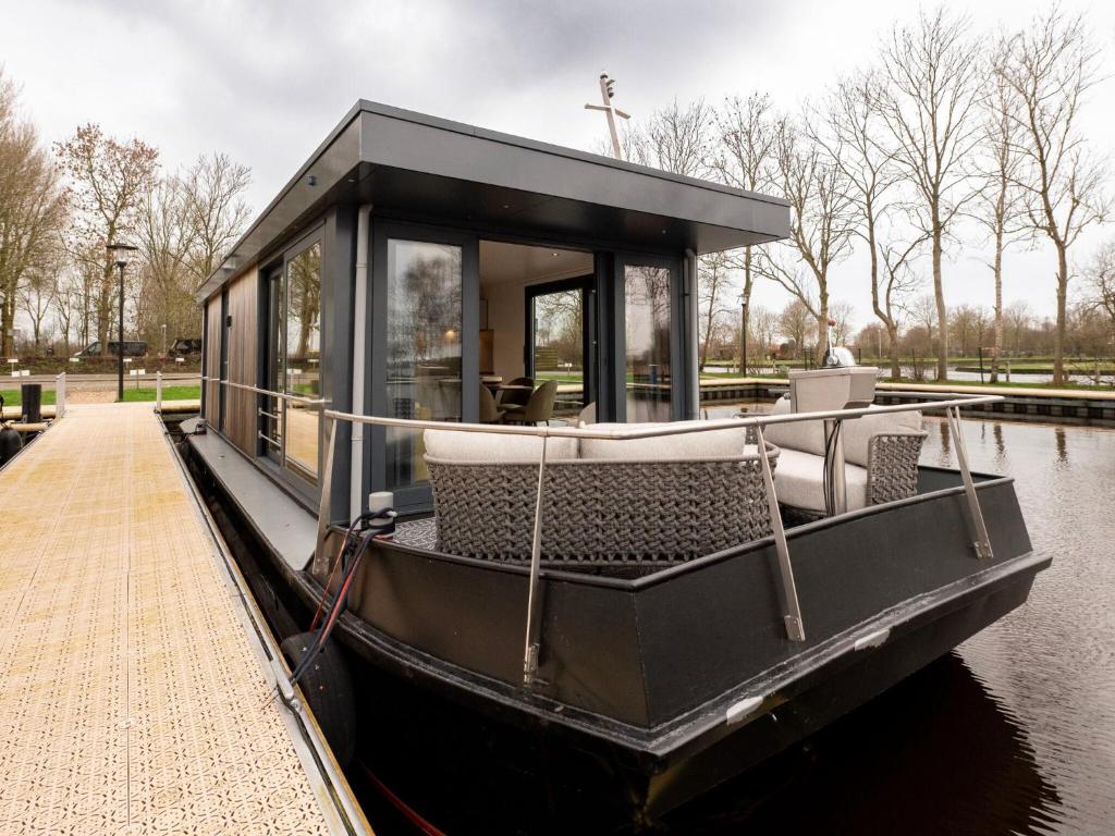Houseboat in Offingawier with Sea View — photo 1