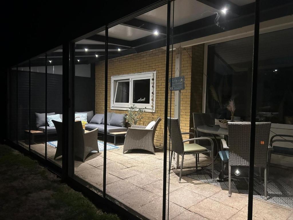 Strandnahes Ferienhaus mit Wintergarten grosser uneinsehbarer Garten photo 2