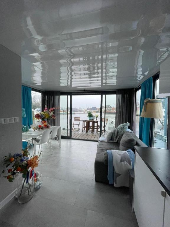 The Blue Houseboat — photo 1
