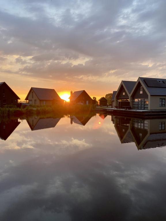 Spacious Waterfront Family Gem — photo 1