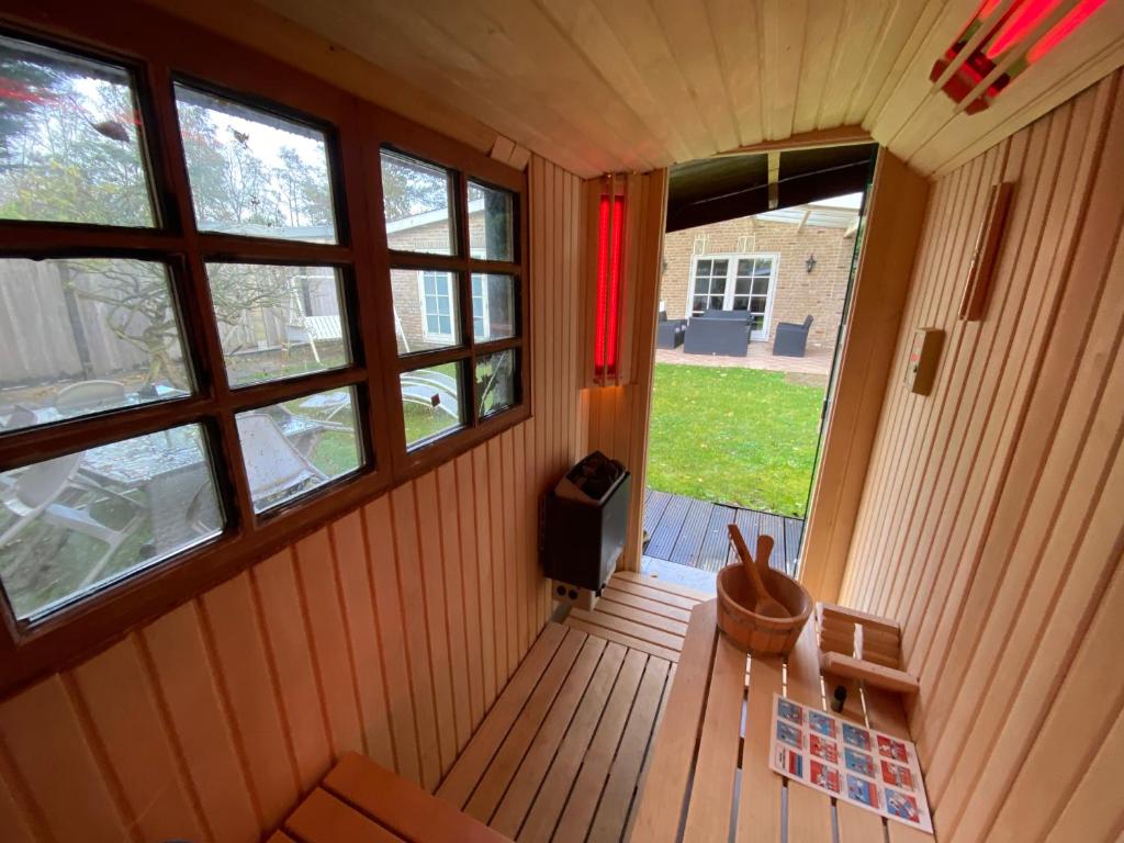 Bungalow between Amsterdam and Haarlem with sauna photo 3