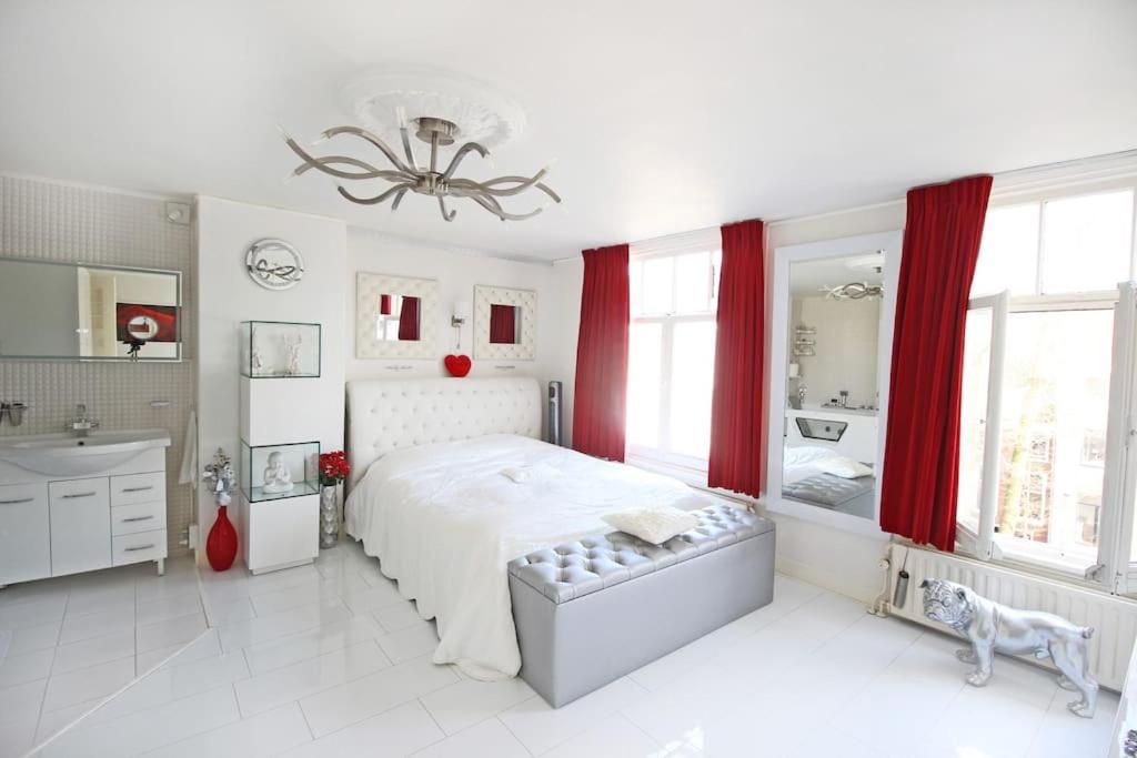 White Luxury Penthouse in City Centre — photo 1