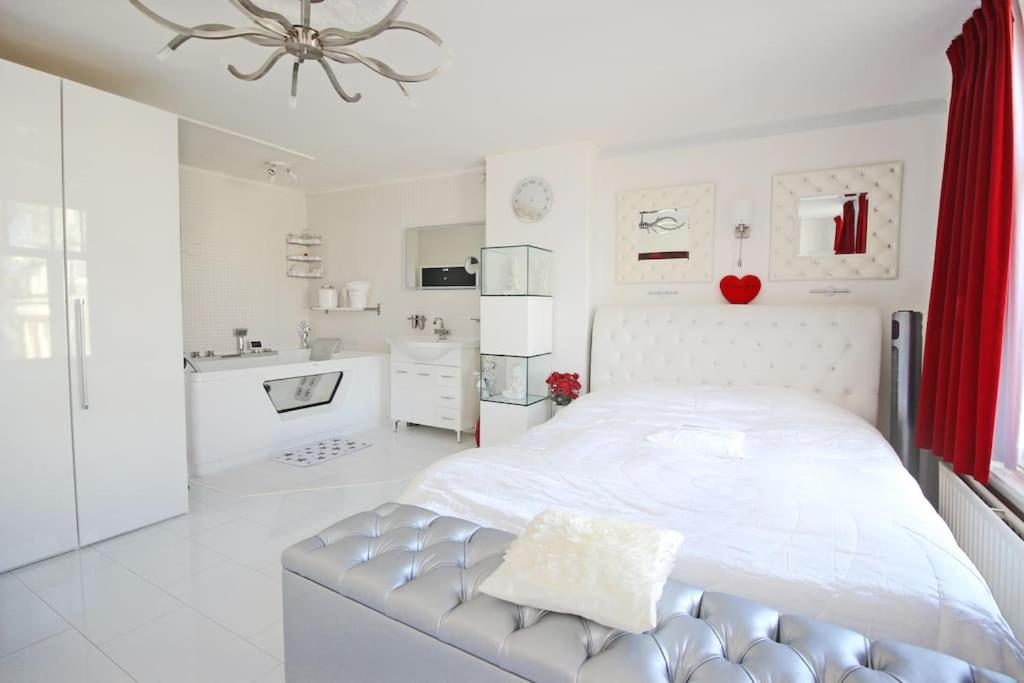 White Luxury Penthouse in City Centre photo 2