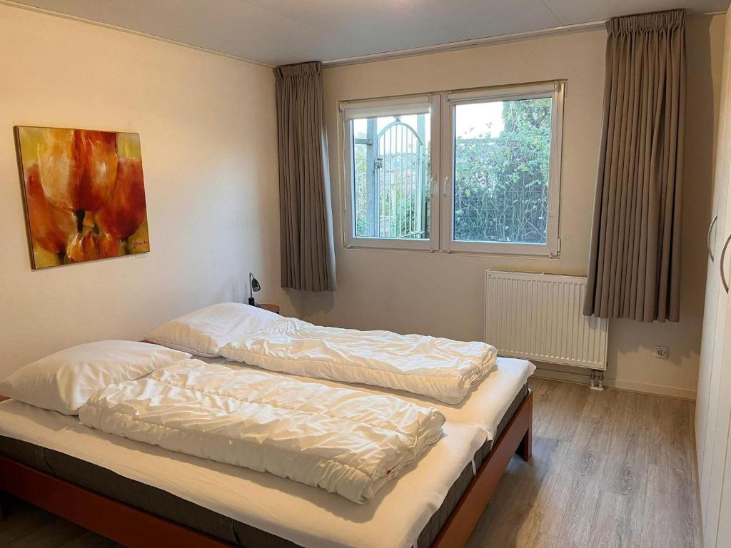 Bungalow in Makkum near Lake Beach photo 2