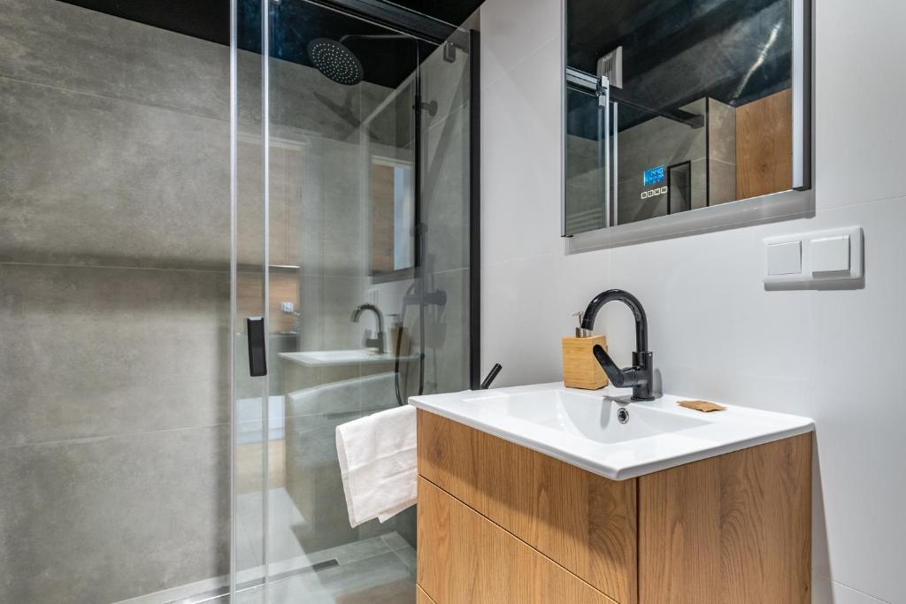 Szurmana Modern Studio by BookingHost photo 3