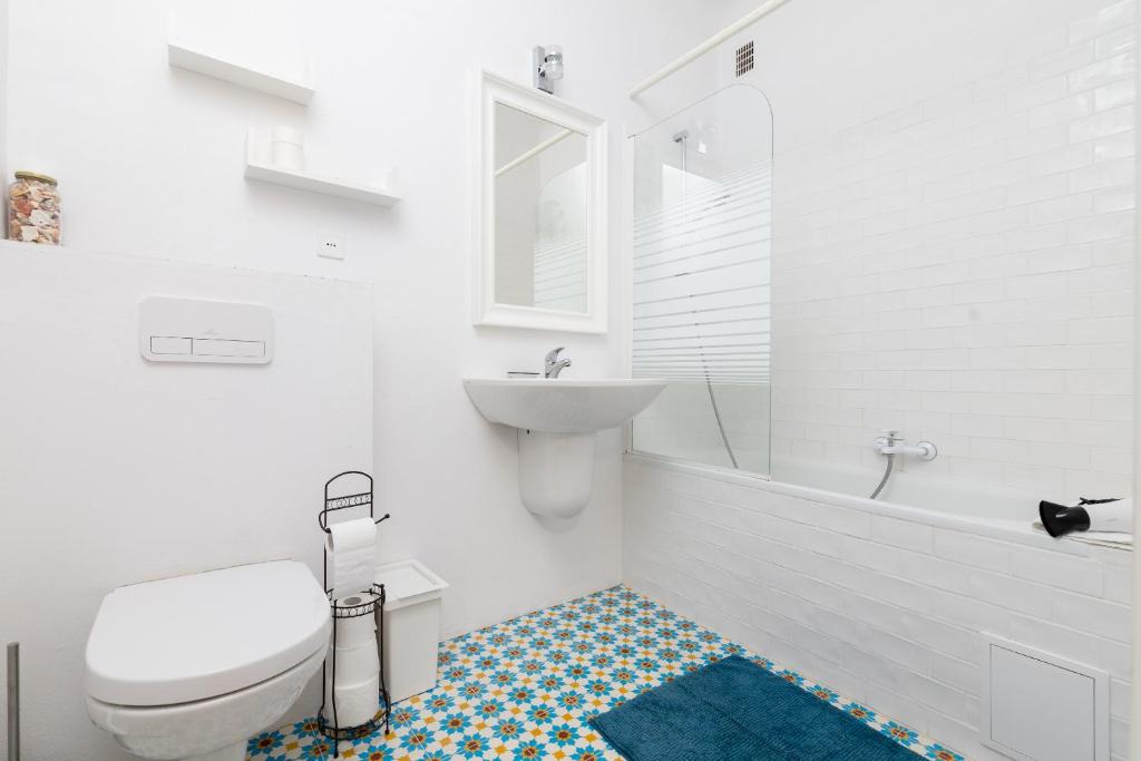 Royal Route Apartment for 10 people by BookingHost photo 3