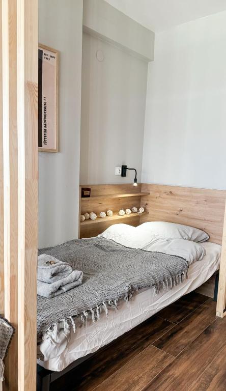 A3 - Queen Double Room - Warsaw City Haven - Shared Bathrooms - self check-in photo 2