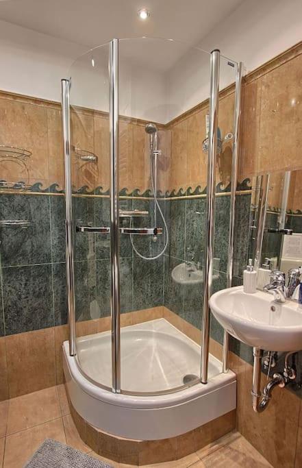 Jade Residence photo 3
