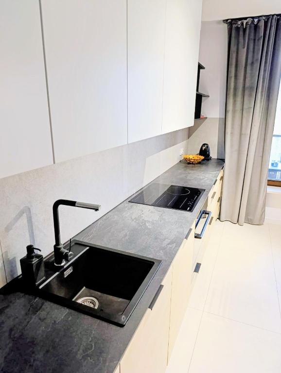 Spacious & Modern 3BR-2BA Apt photo 3
