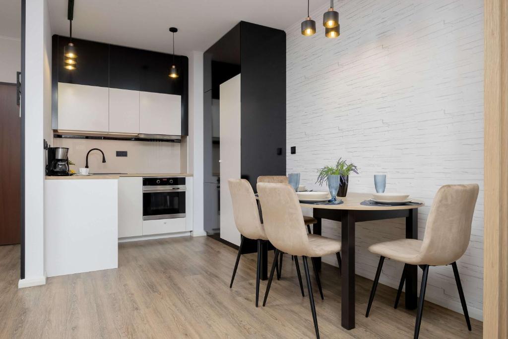 Stylish Apartment with Parking by Noclegi Renters photo 3
