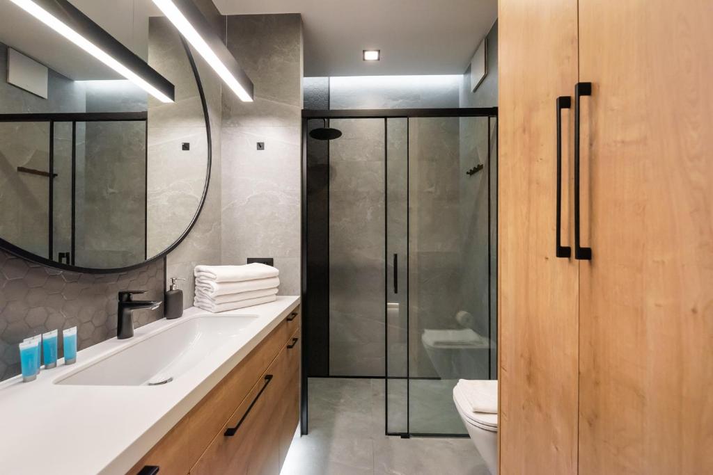Żoliborz Obsidian Apartment by BookingHost photo 3