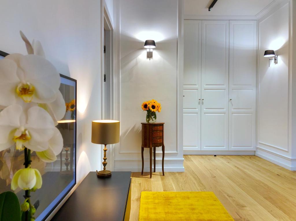 Tom Sawyer's Old Town Apartment — photo 1
