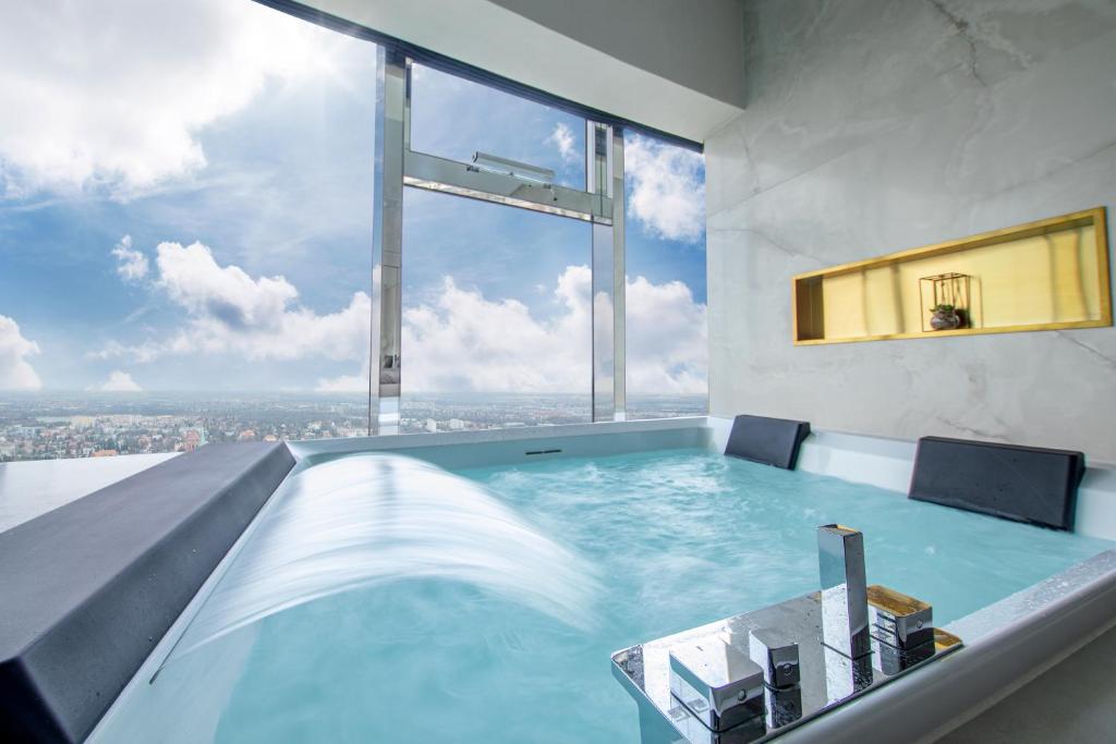 Apartamenty Sky Tower z Jakuzzi Przy Oknie by BQQK photo 2