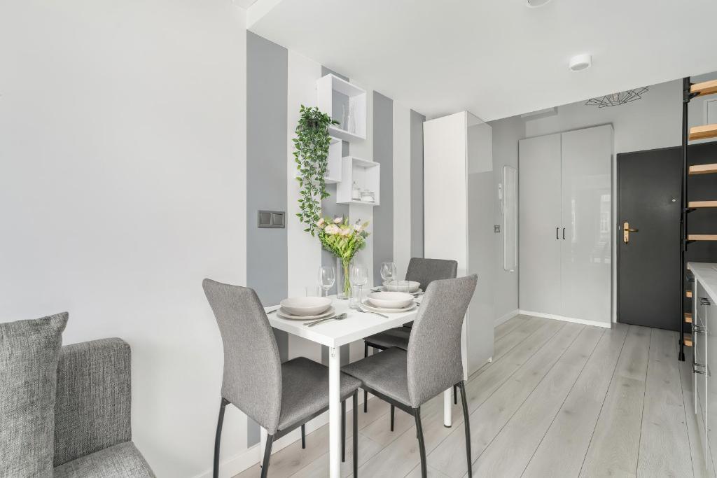 Charming and Modern Studio with Mezzanine in Poznan Center by Noclegi Renters photo 2