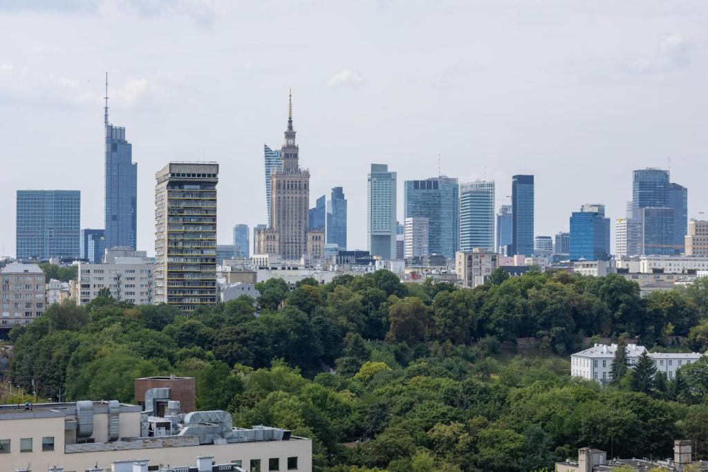 Studio on the 15th Floor with a View of the Warsaw Panorama by Noclegi Renters — photo 1