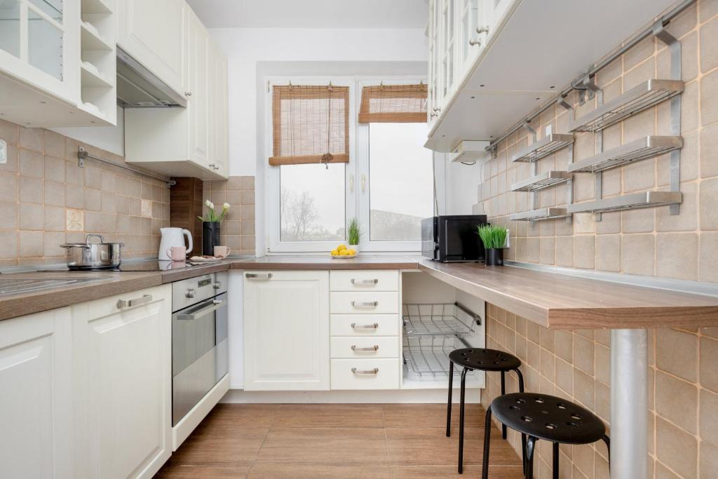 Spacious Apartment with Three Bedrooms in Warsaw by Noclegi Renters photo 3