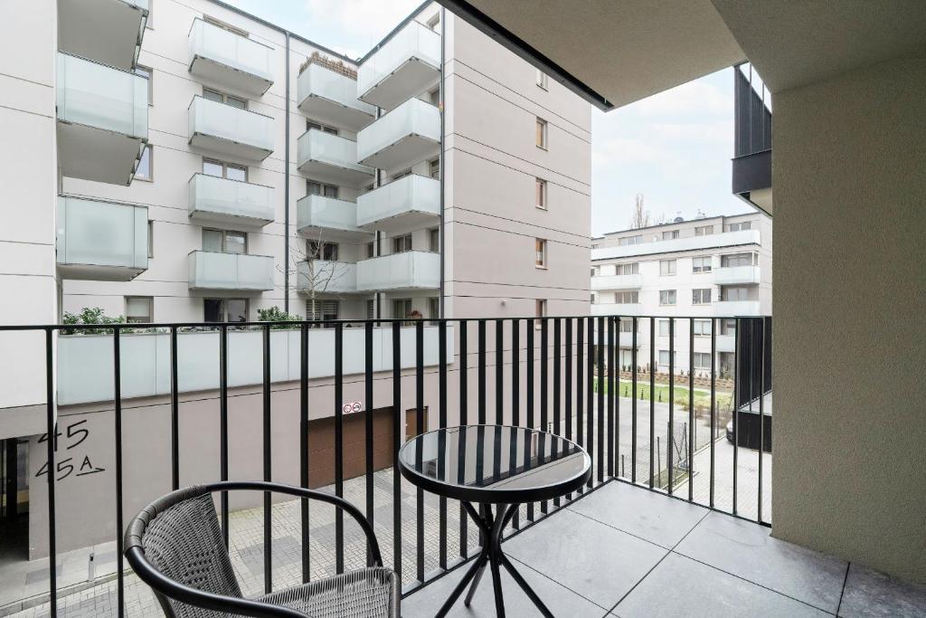 Studio with Balcony in Poznan by Noclegi Renters photo 2