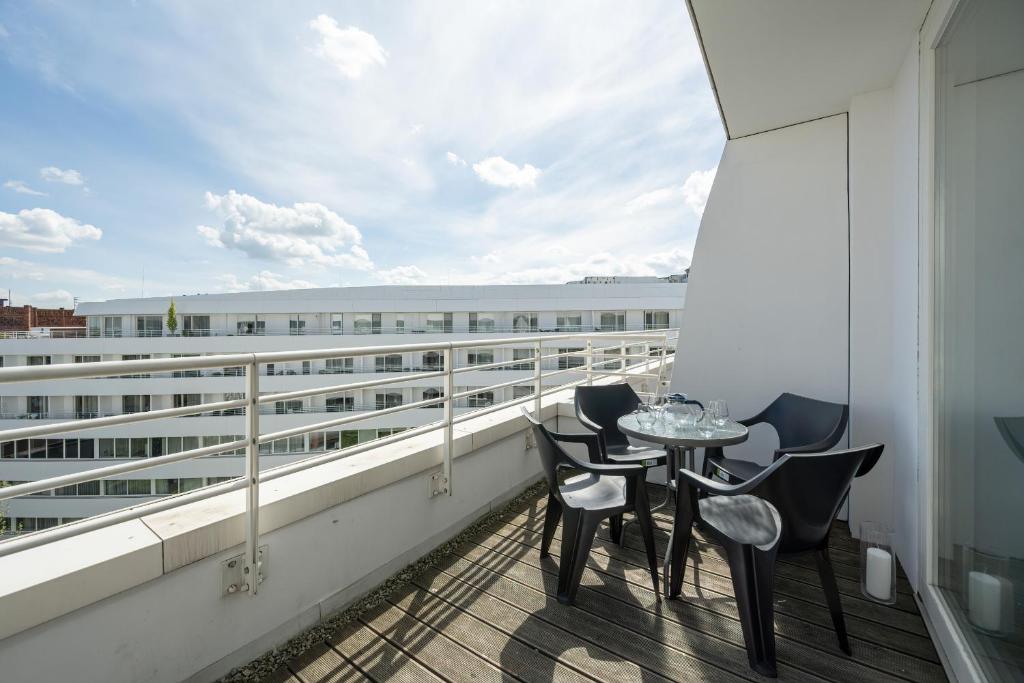 Wrocław Center Apartment Close to the Market and Park with Parking & Air Conditioning by Renters Prestige photo 3