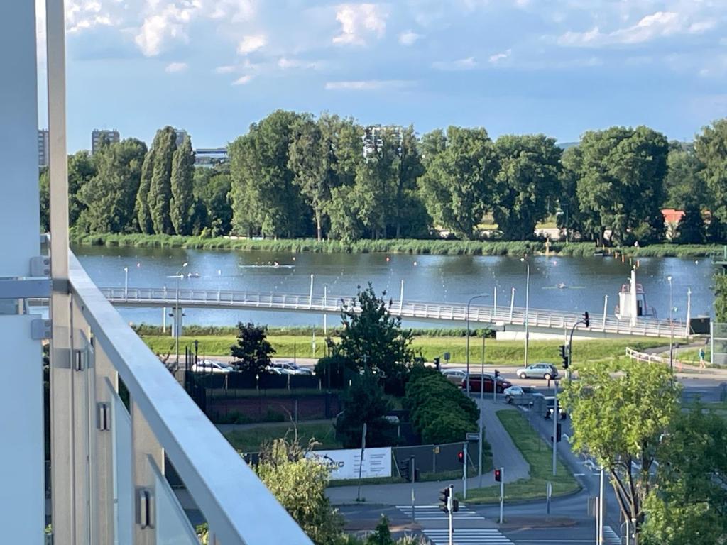Z widokiem na jezioro i garażem — photo 1