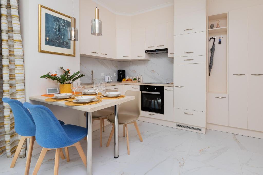 Sunny Seaside Apartment with Terrace & Parking by Noclegi Renters photo 2