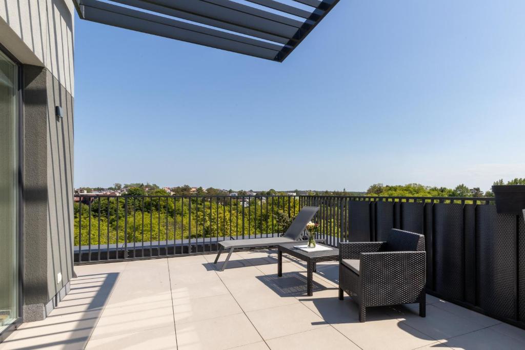Sunny Seaside Apartment with Terrace & Parking by Noclegi Renters photo 3