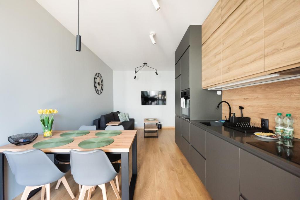 Wola Skwer Happy Apartment by BookingHost — photo 1