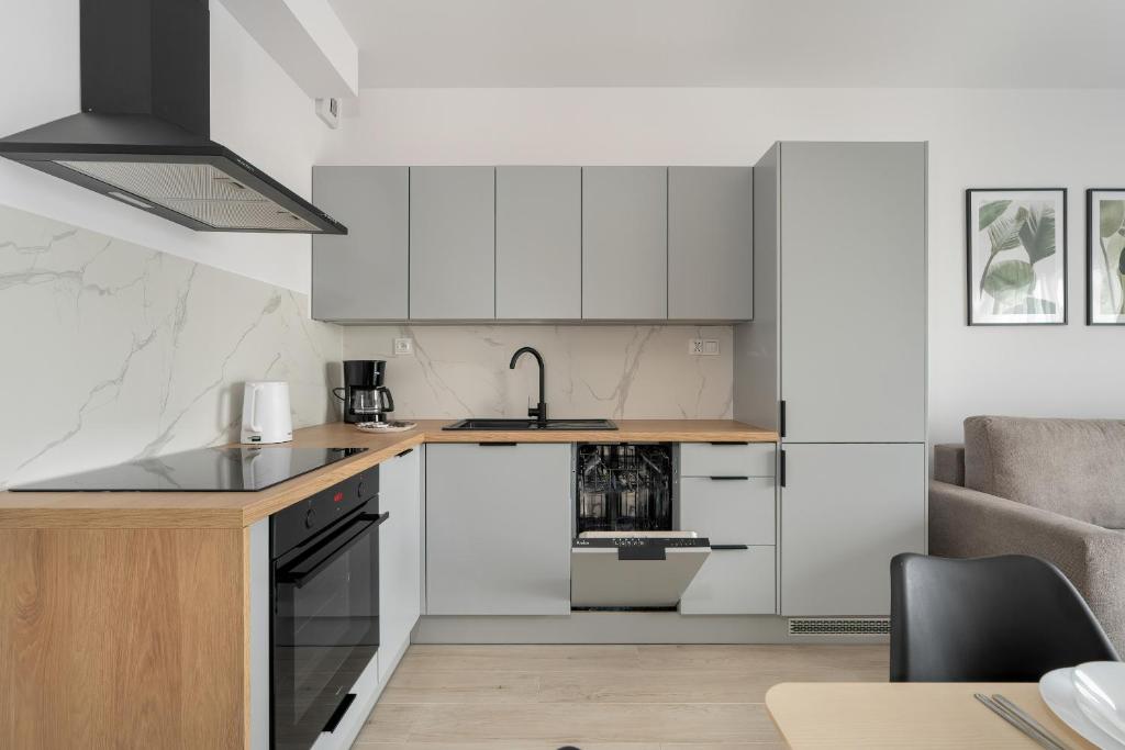 Tasteful Beige Apartment with Parking by Noclegi Renters photo 3