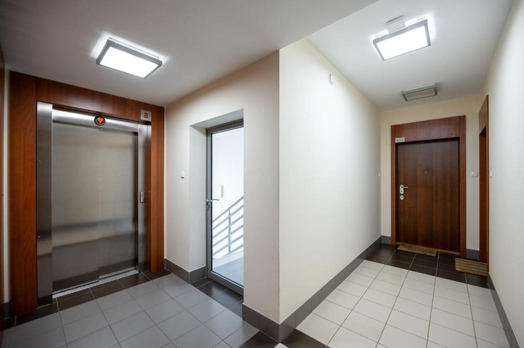 Wola Modern Apartment by BookingHost photo 3
