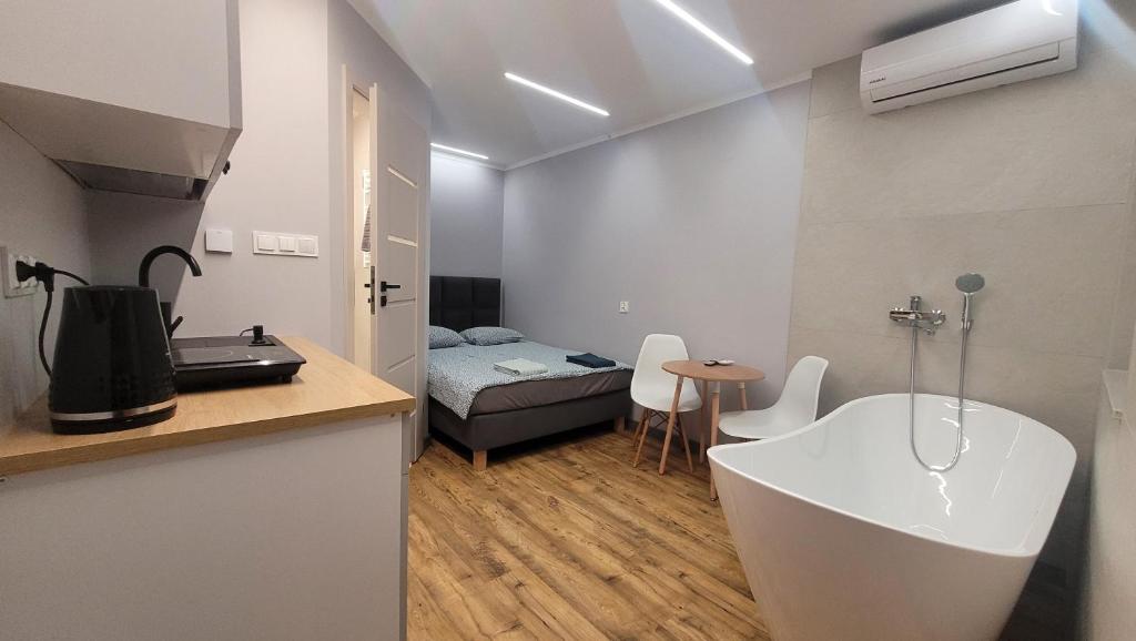 Wrzosowe Wzgórze 5 - Mały Apartament z Wanną photo 2