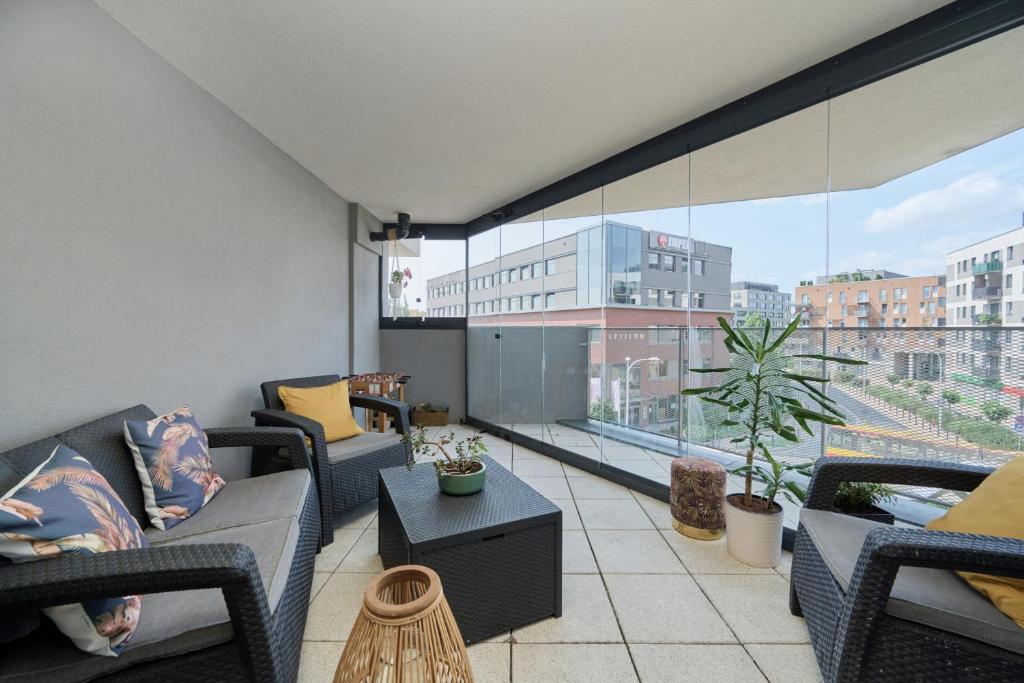 Spacious Apartment with Balcony near the Slavic Hill Wrocław by Renters Prestige — photo 1