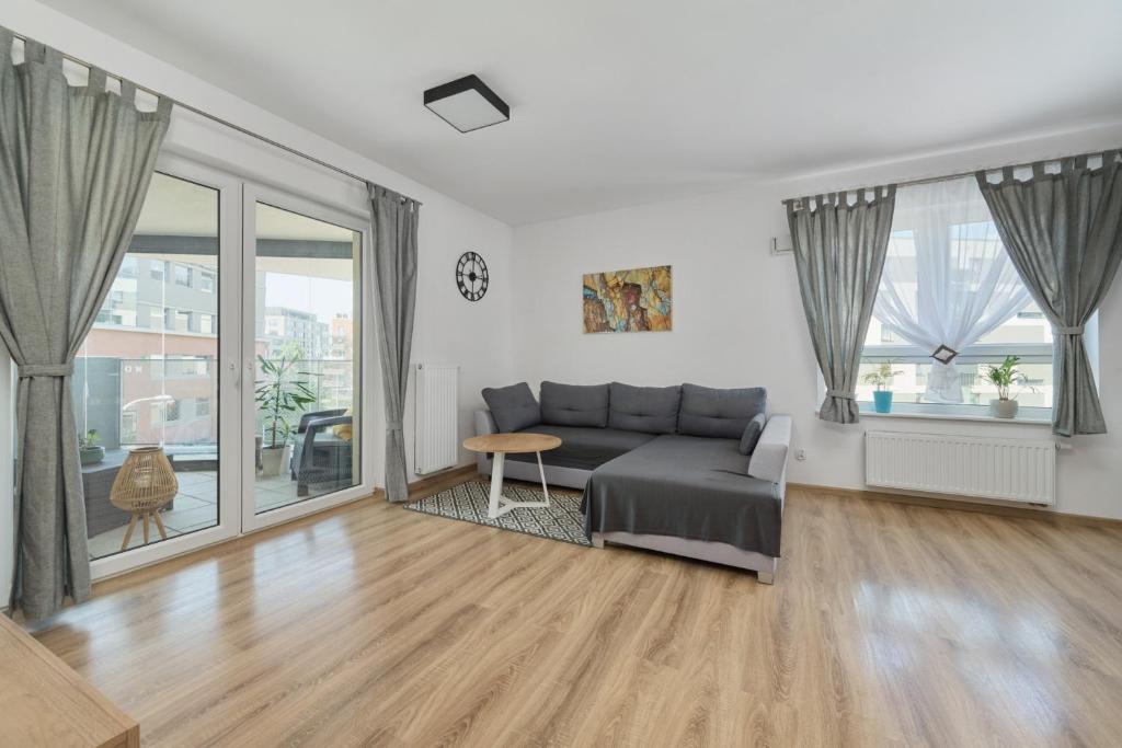 Spacious Apartment with Balcony near the Slavic Hill Wrocław by Renters Prestige photo 3