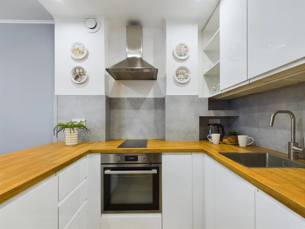 Modern and Comfortable Studios with Smart TVs near PGE by Noclegi Renters photo 2
