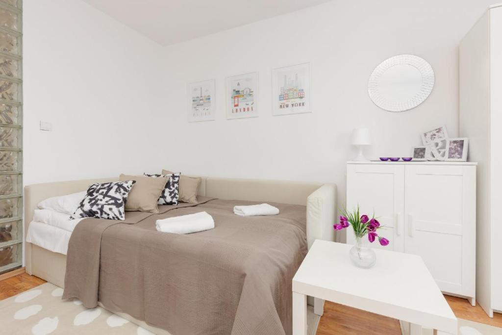 Wola Oasis - Cosy Apartment Near Metro Station photo 2