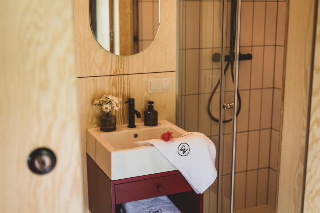 WymarzONE domki- z prywatnymi jacuzzi i kominkiem photo 3