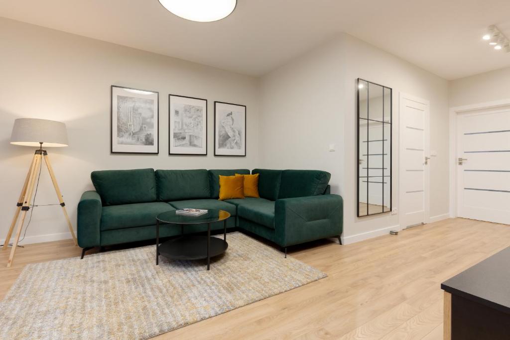 Spacious Apartment in Warsaw with Balcony and Parking by Noclegi Renters photo 3