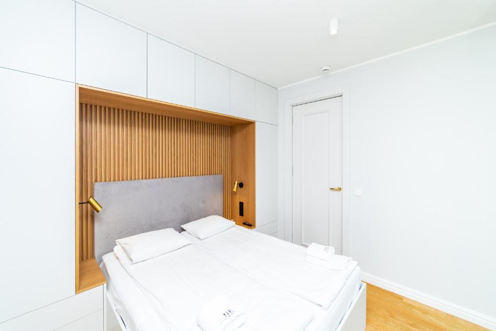 White Deluxe with terrace by OneApartments photo 2