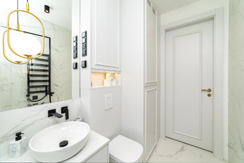 White Deluxe with terrace by OneApartments photo 3